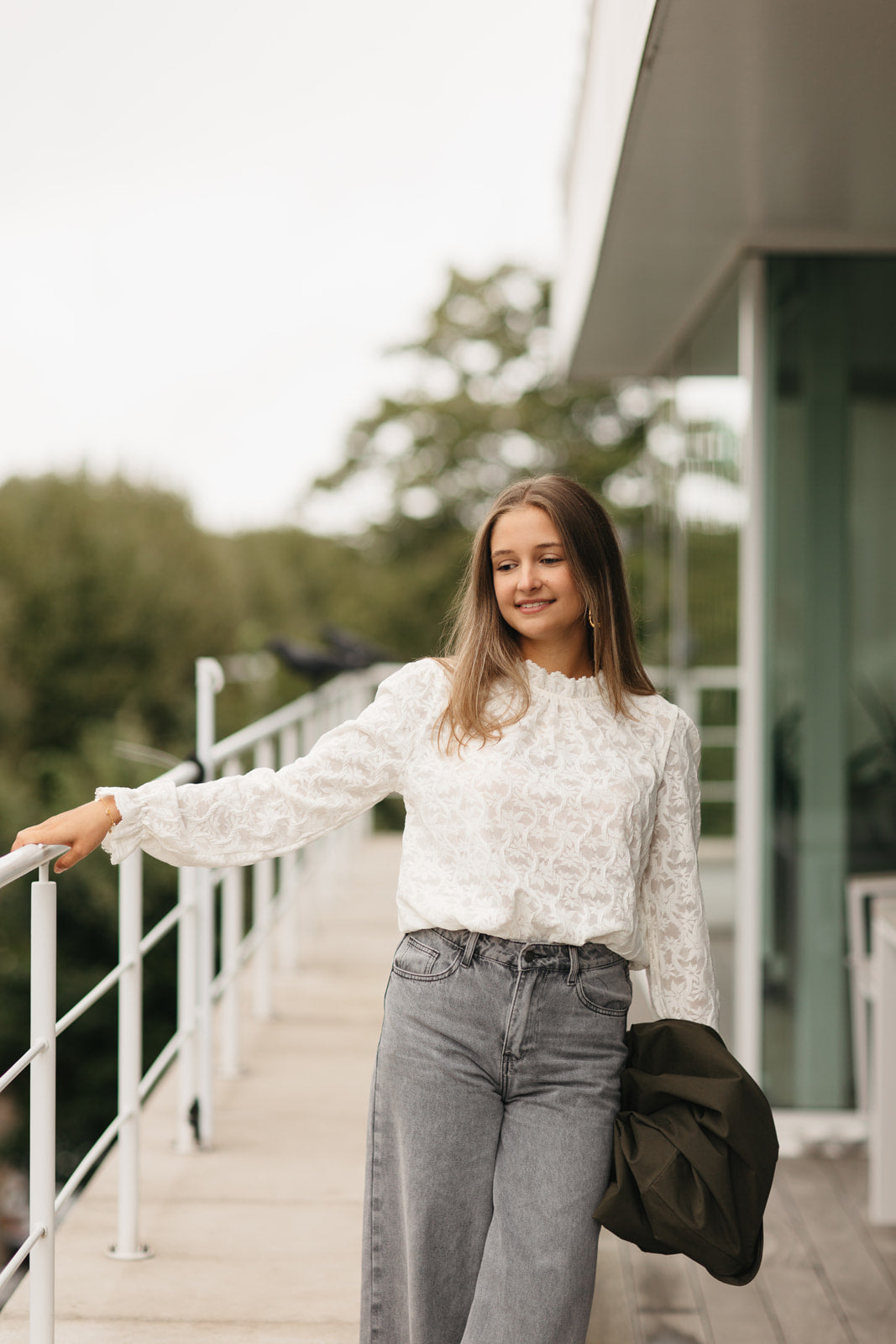 Beige blouse dames – elegante top met fijne bloemendetails, kraag en lange mouwen bij My Dressing