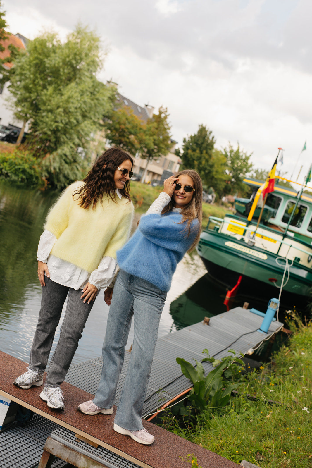 High-waist mom jeans – grijze damesjeans met klassieke rechte pijpen, casual en stijlvol