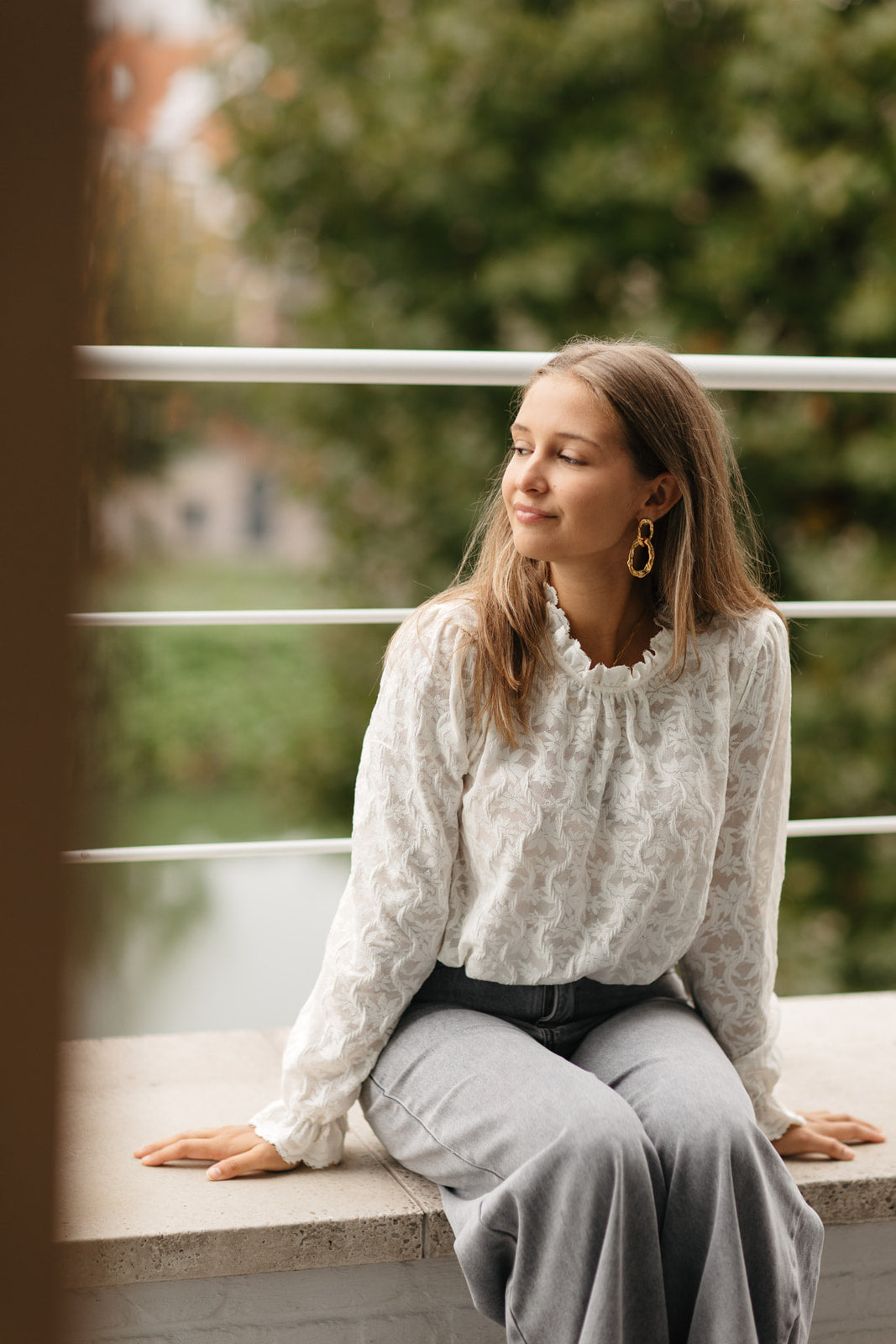 Dames blouse beige – romantische blouse met bloemendessin en elastiek aan de mouwen