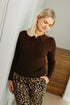 Chocoladebruine longsleeve dames – aansluitende top met kraag en subtiel hartjesmotief bij My Dressing