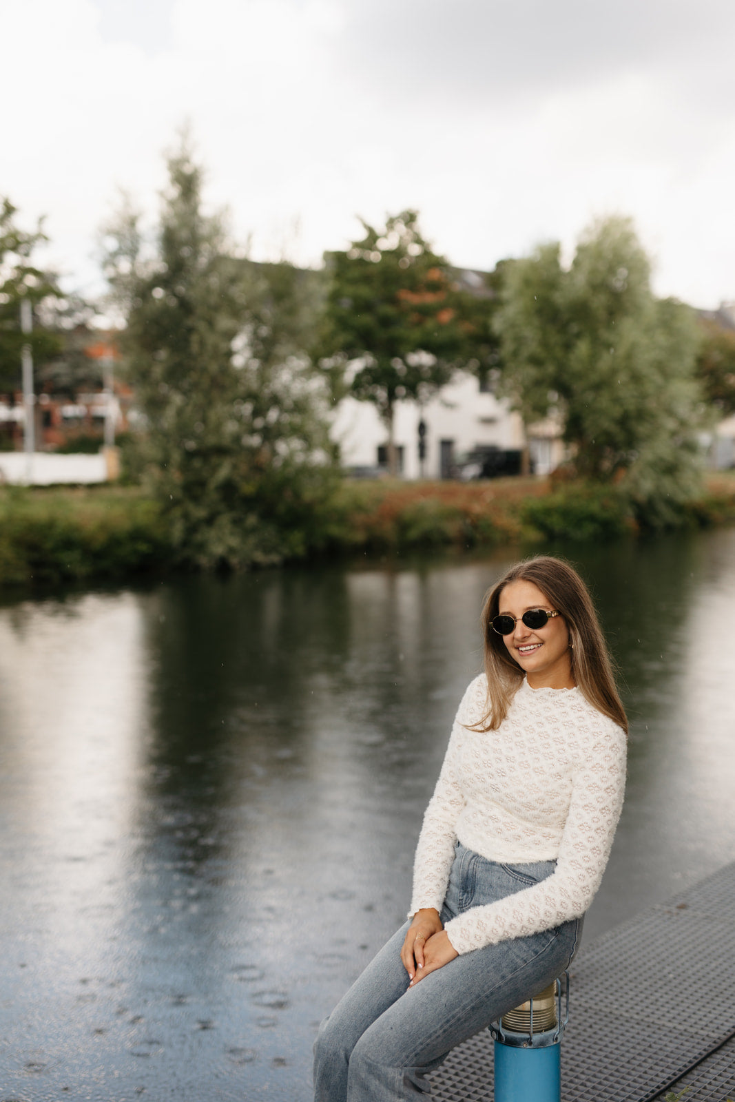Beige dames top – lichte stretchstof met subtiel patroon, lange mouwen en ronde hals