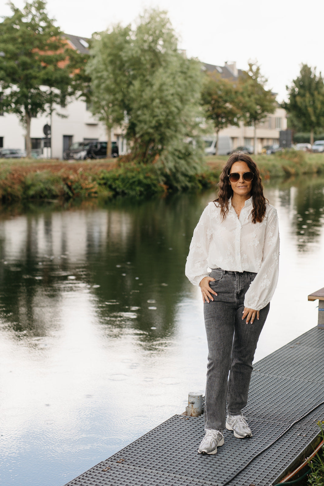Grijze mom-fit jeans – high-waist dames jeans met rits, knoopsluiting en rechte pijp