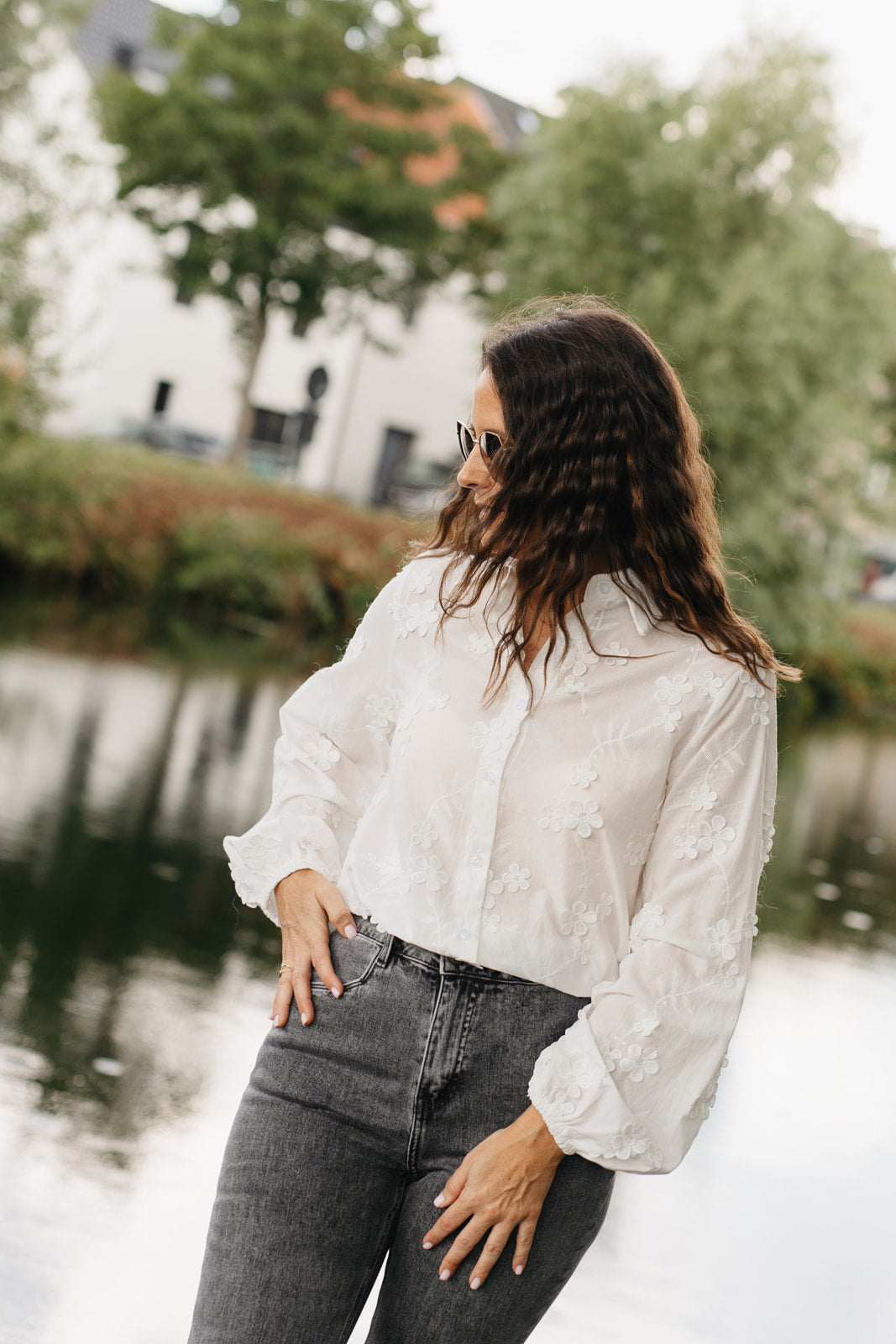 Witte blouse dames – luchtige zomerse blouse met lange pofmouwen en bloemendetails bij My Dressing