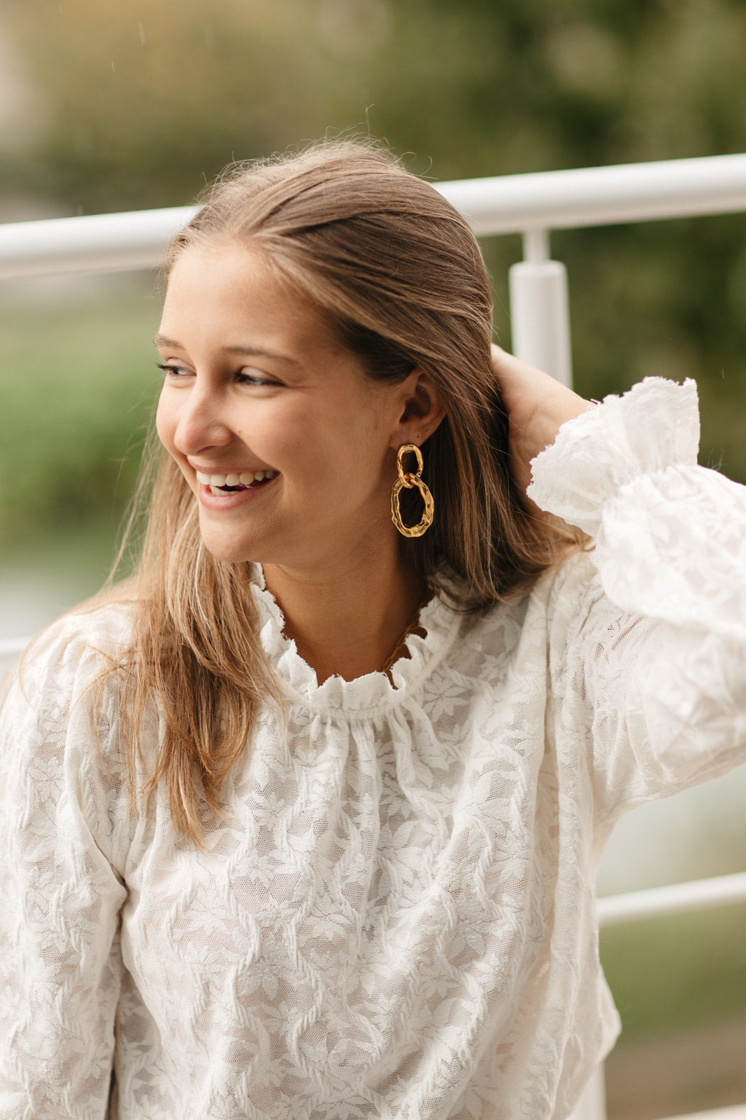 Blouse met bloemen dames – subtiele beige top met kraag en verfijnde afwerking