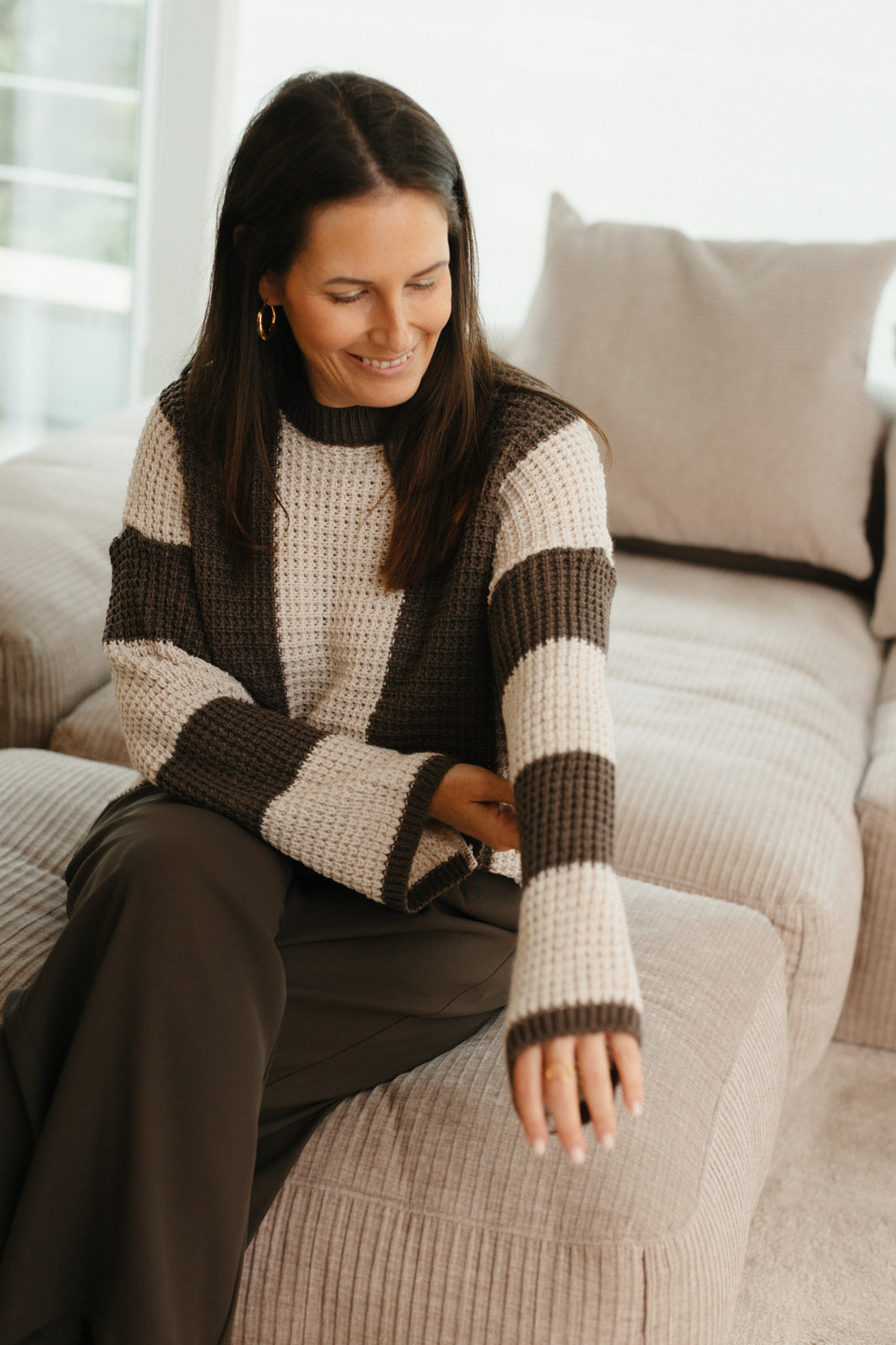 Casual knit dames – bruine gebreide trui met rechte mouwen en cosy fit