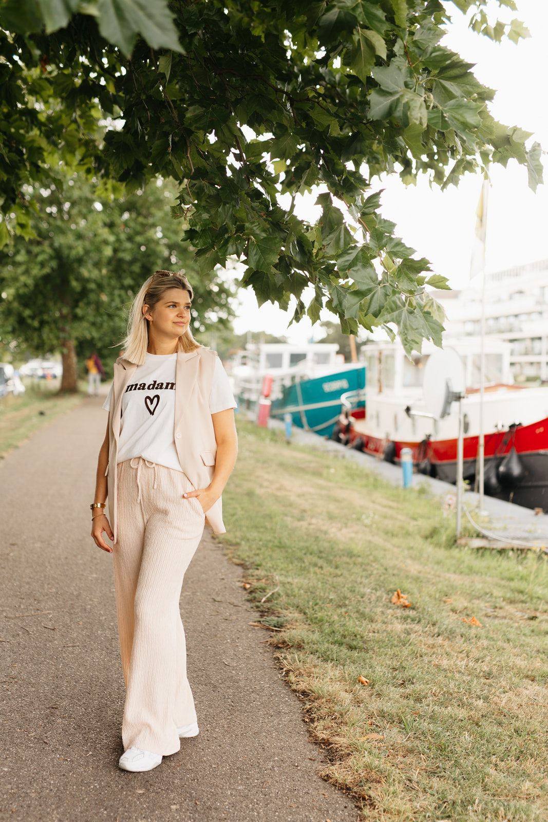 Beige dames jasje – chique blazer met flatterende pasvorm, ideaal voor elke outfit