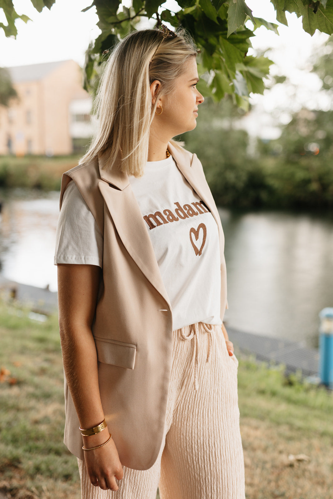 Beige dames blazer – lang recht model met knoopsluiting en elegante pasvorm bij My Dressing