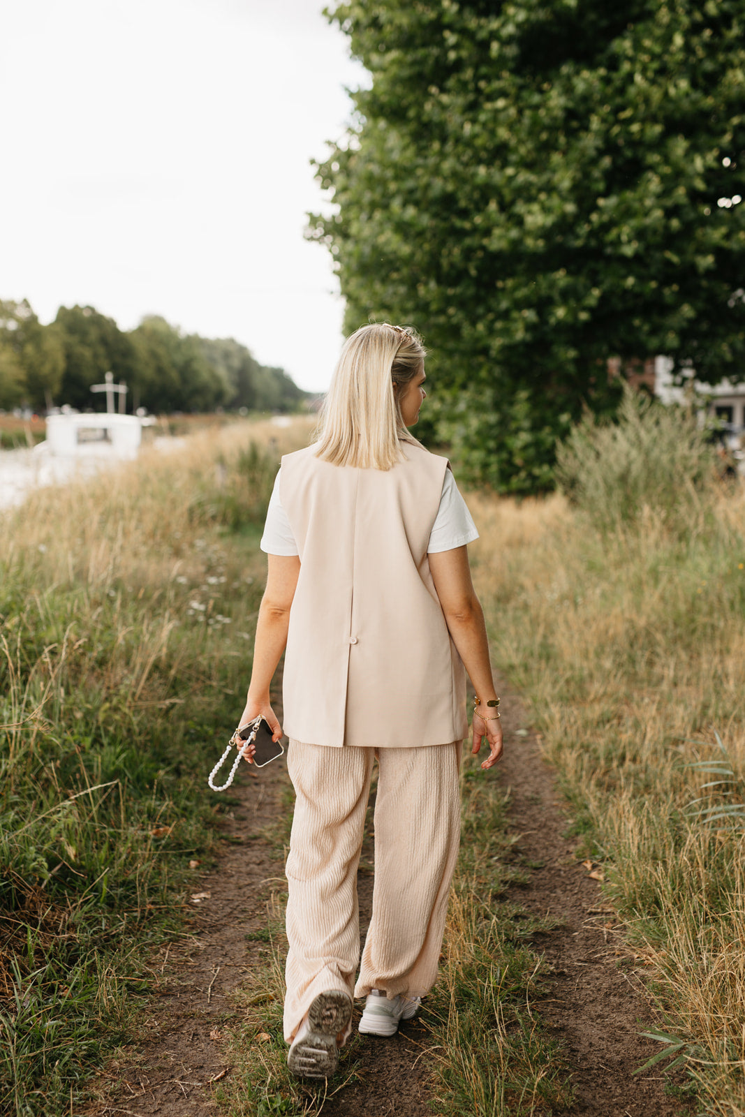 Lange beige blazer – modern recht model met split achteraan voor extra comfort