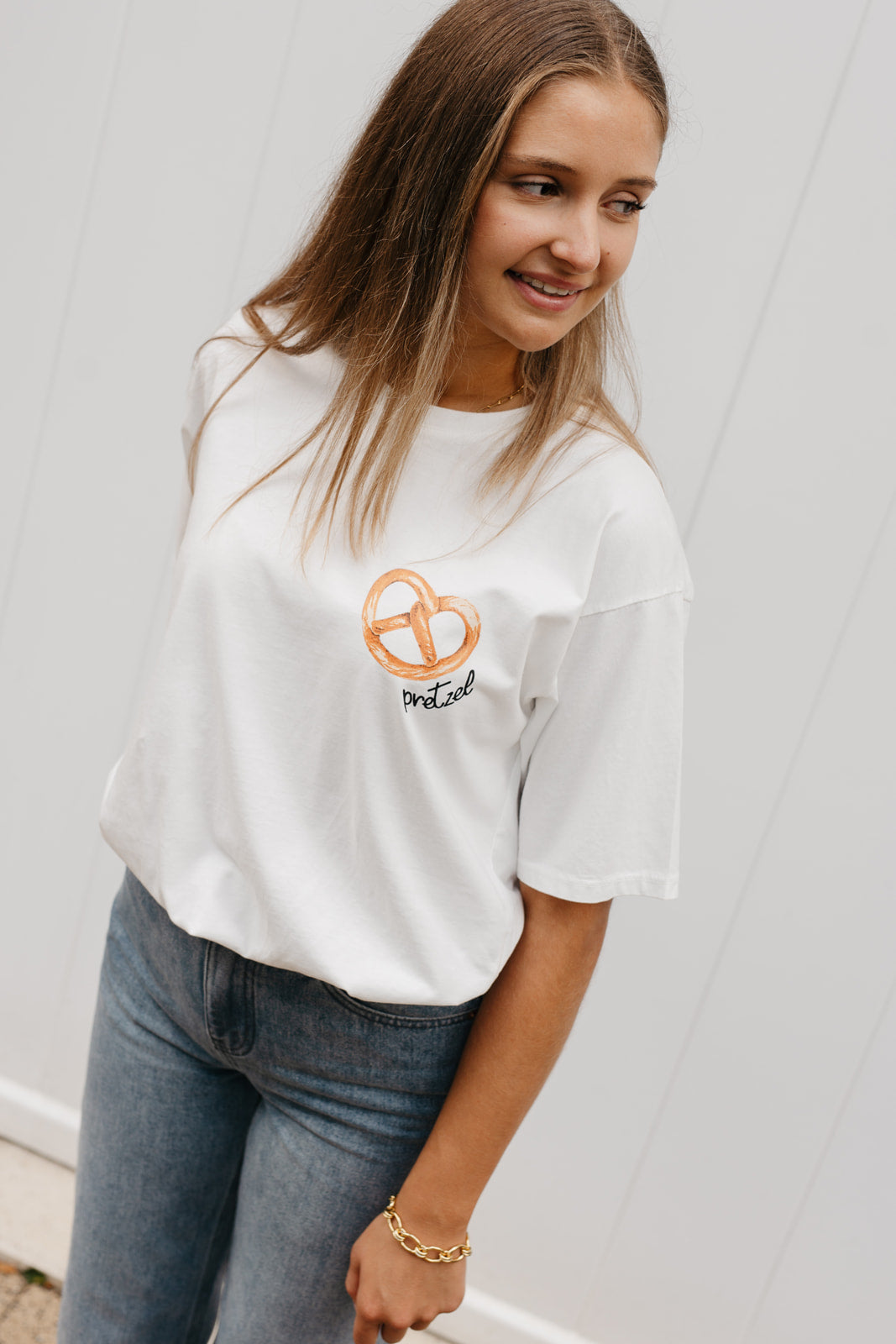 Basic witte T-shirt dames – zachte katoenen stof met pretzel print op de borst