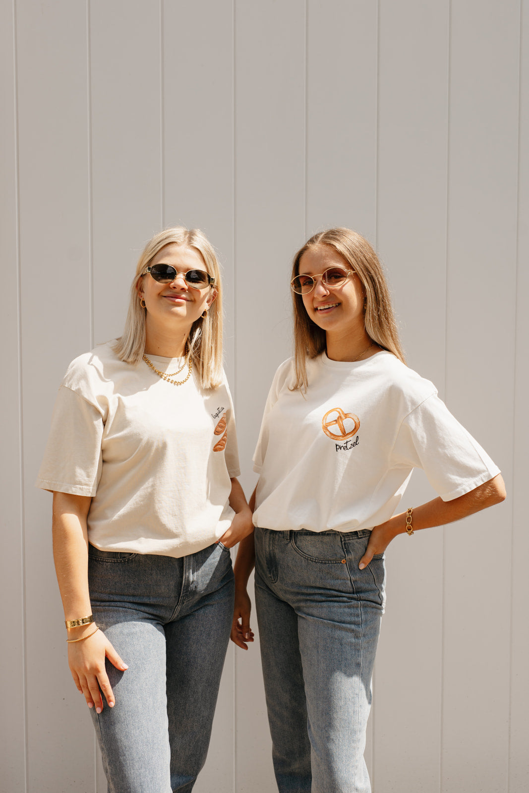 Witte katoenen T-shirt – klassieke fit met speelse pretzel opdruk voor dames