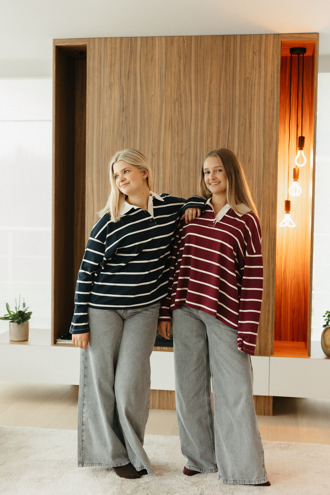 Trendy gestreepte polo – burgundy-witte oversized dames top, perfect voor casual chic looks