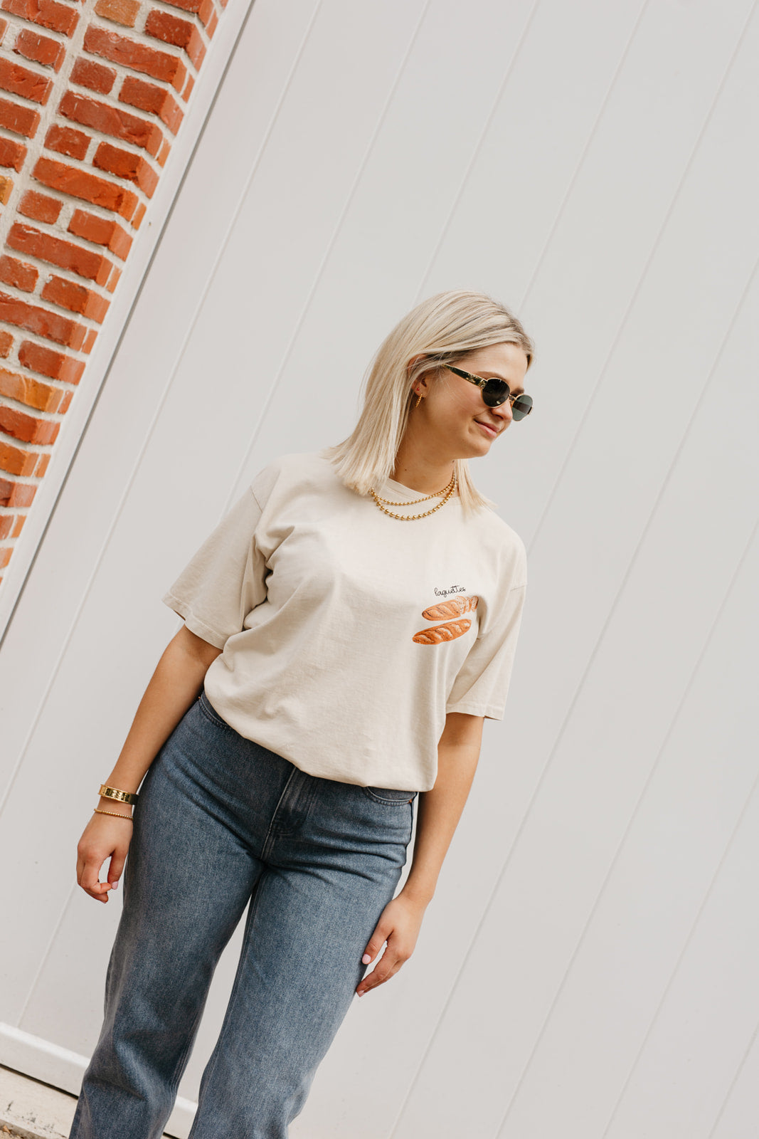 Foodie T-shirt dames – beige T-shirt met baguette print, ideaal voor casual outfits
