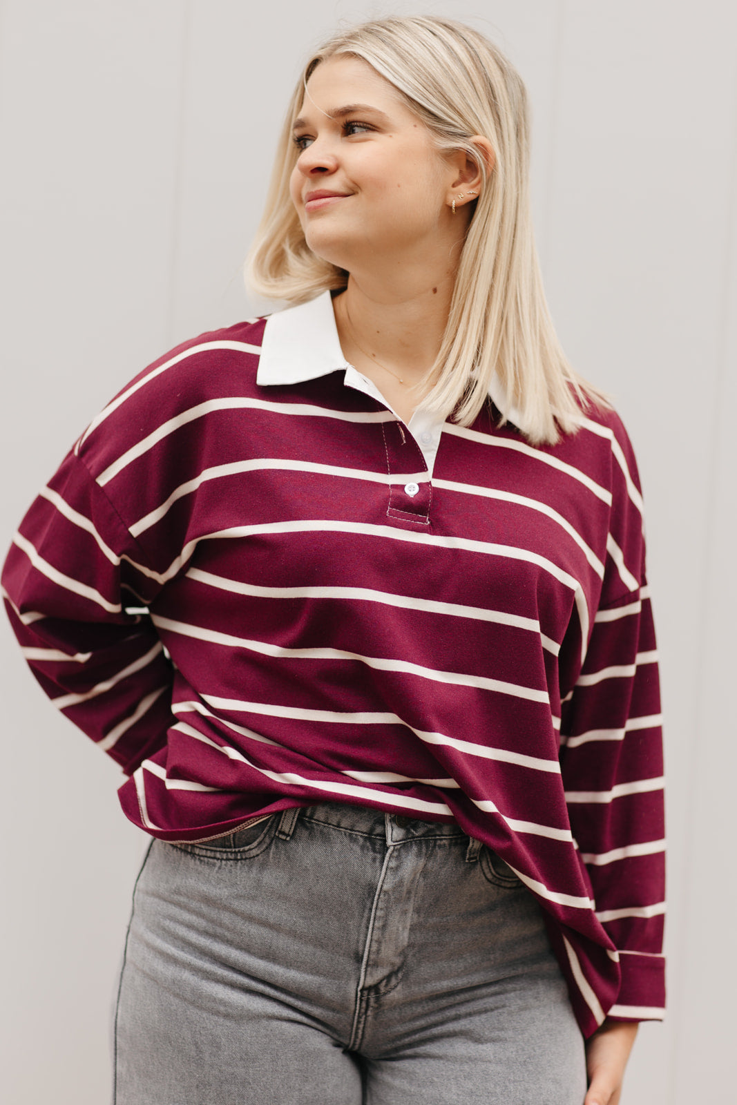 Oversized polo dames – burgundy-witte gestreepte trui met witte kraag en knoopjes bij My Dressing