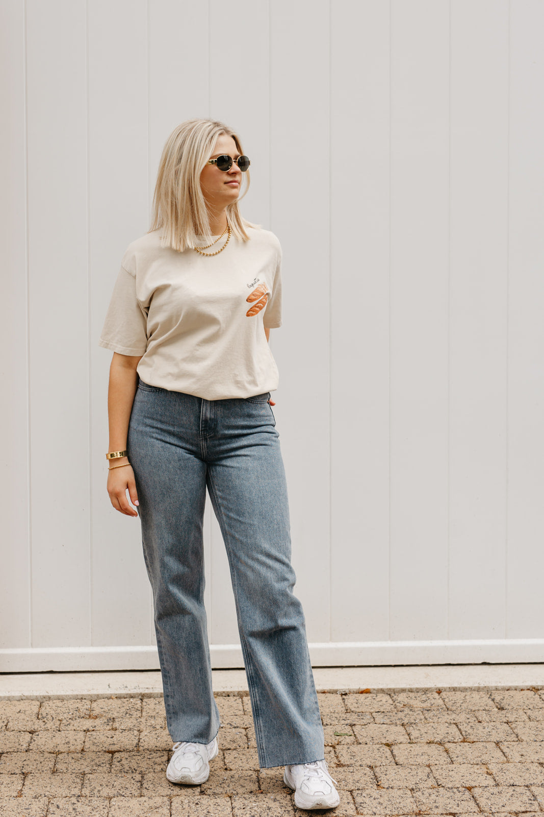 Beige katoenen T-shirt – stijlvolle basic met speelse baguette opdruk