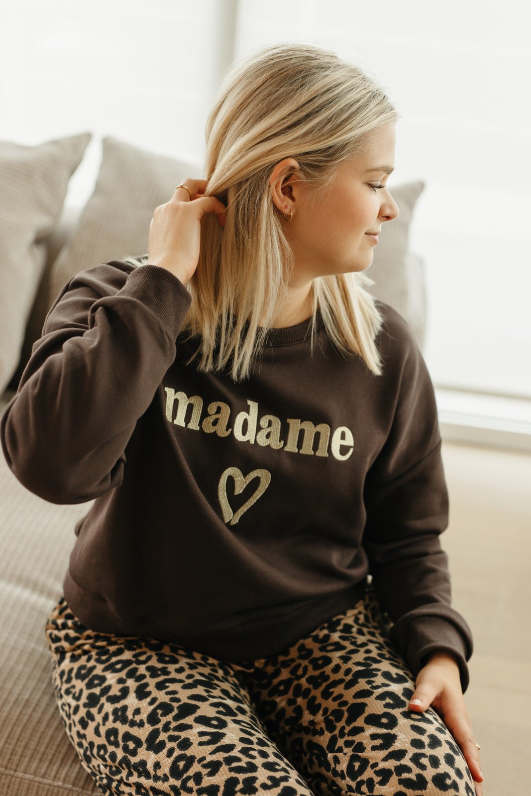 Dames trui bruin – comfortabele sweater met gouden MADAME tekst, chic en casual