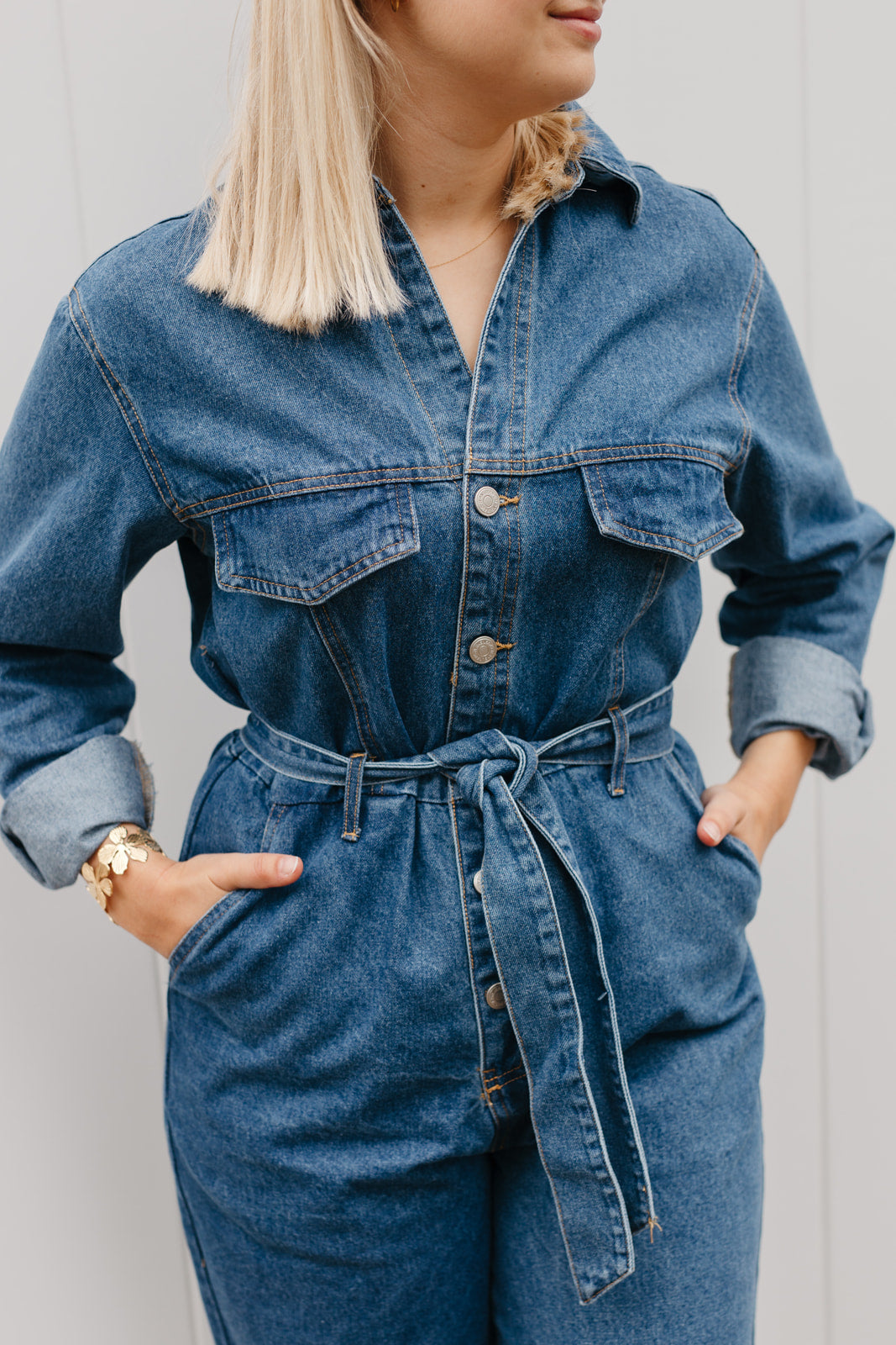 Wide denim jumpsuit dames – jeansblauwe one-piece met lange mouwen en knopen vooraan