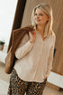 Lange beige blouse dames – tijdloze blouse met subtiele knoopjes en fijn kraagje bij My Dressing