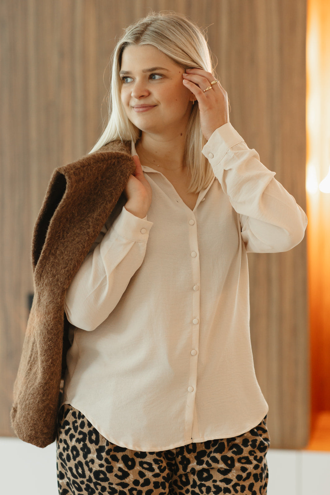 Beige blouse dames – lange blouse met clean silhouet en veelzijdige stylingmogelijkheden