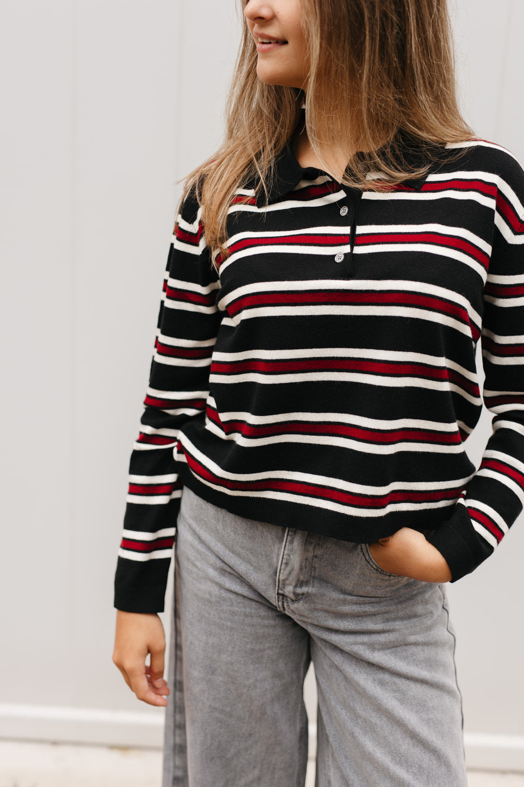 Zwarte gestreepte polo dames – lange mouwen en bordeaux-witte accenten bij My Dressing