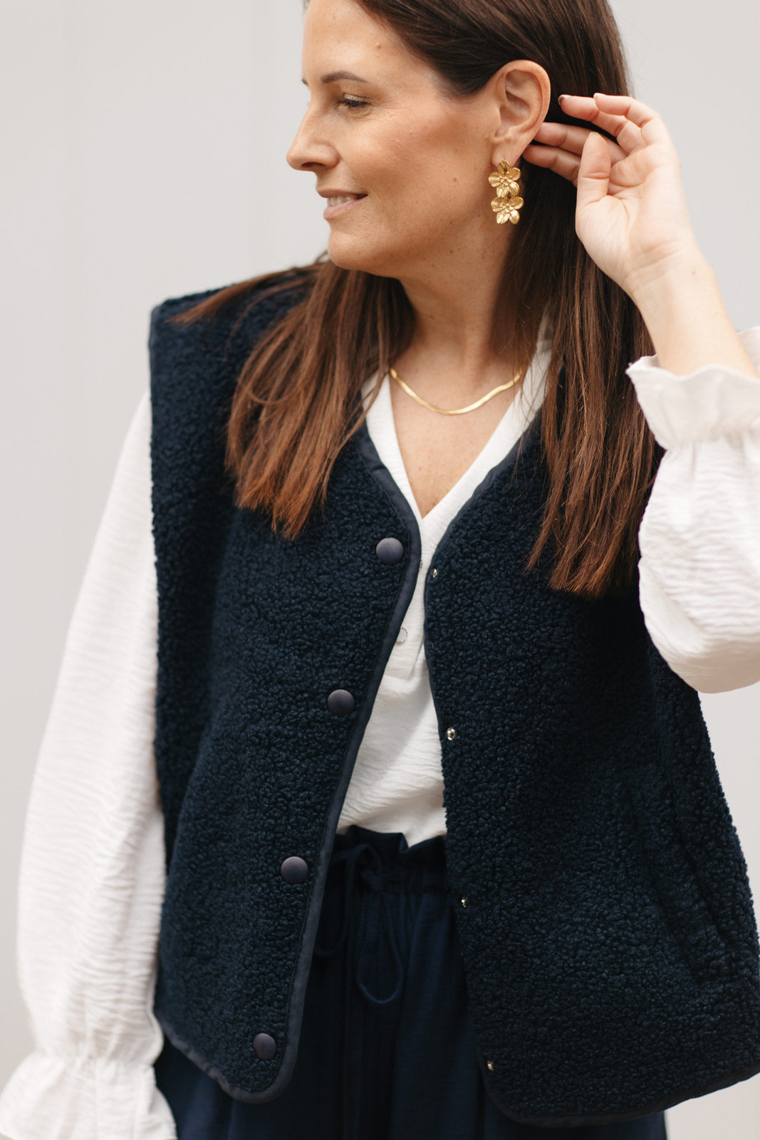 Marineblauwe teddy gilet dames – zachte en warme sleeveless vest met knoopjes bij My Dressing