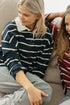 Oversized polo dames – marine-witte gestreepte trui met witte kraag en knoopjes bij My Dressing