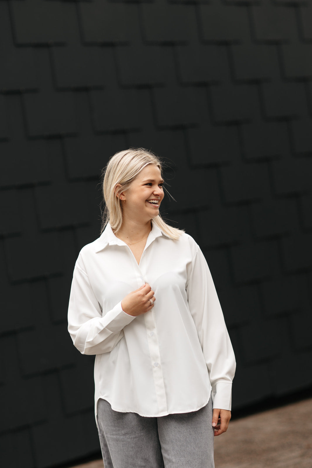 Witte blouse dames – lange blouse met klassieke kraag, brede mouwrand en elegante pasvorm