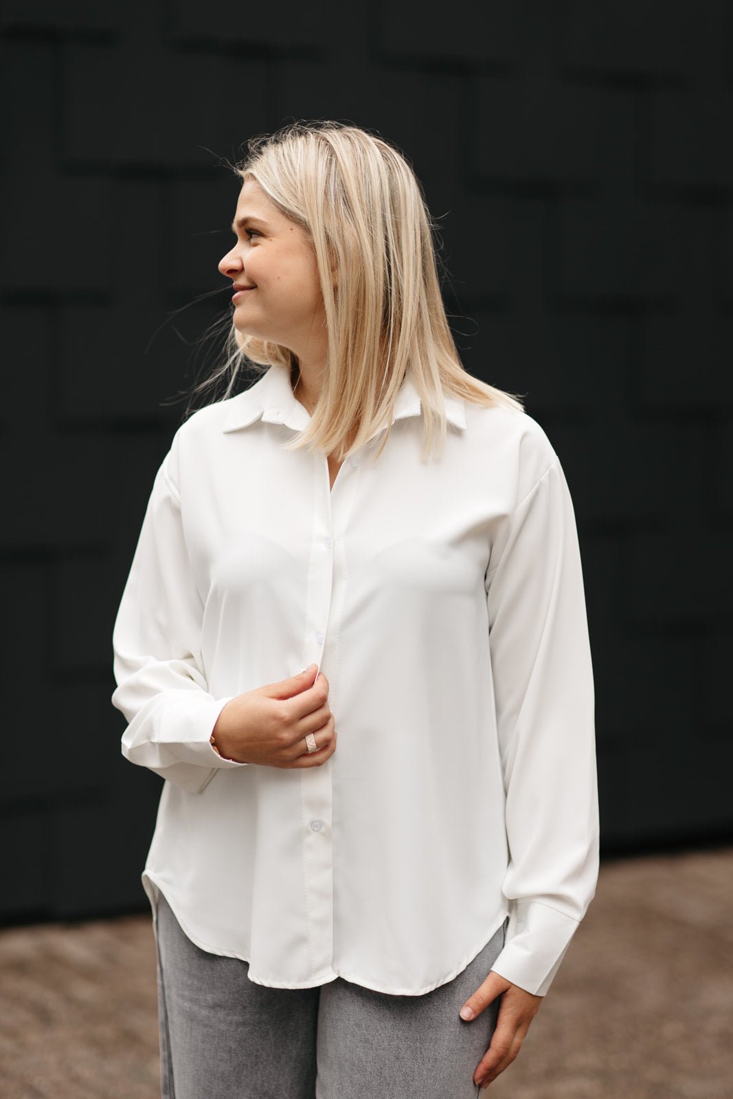 Lange witte blouse dames – oversized model van zachte polyester met knoopsluiting bij My Dressing