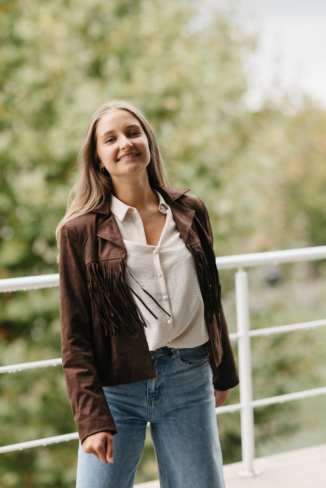 Dames jasje suede look – bruin cropped model met knopen en franjes voor- en achteraan