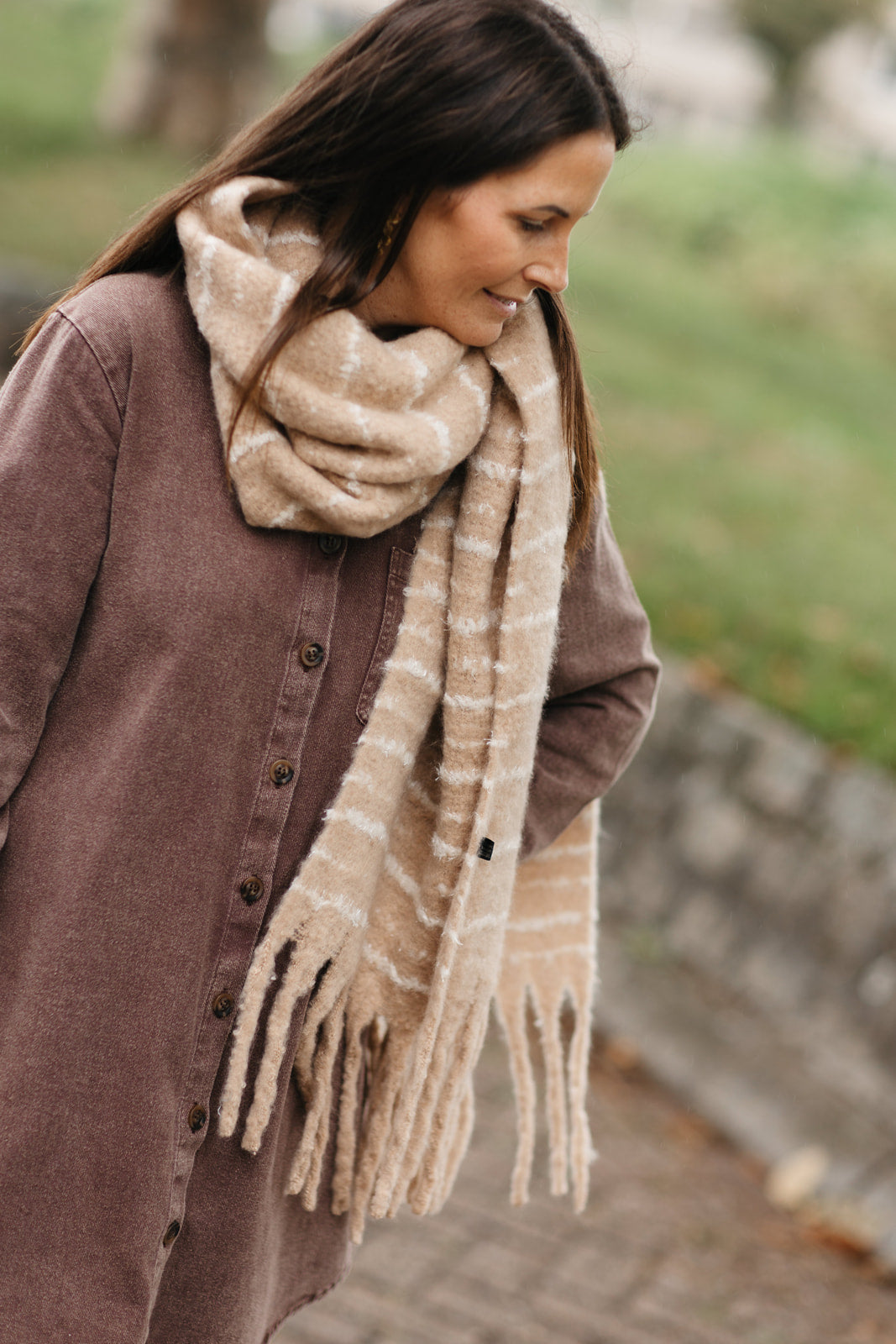 Beige sjaal met witte strepen – cosy winter accessoire met speelse franjes