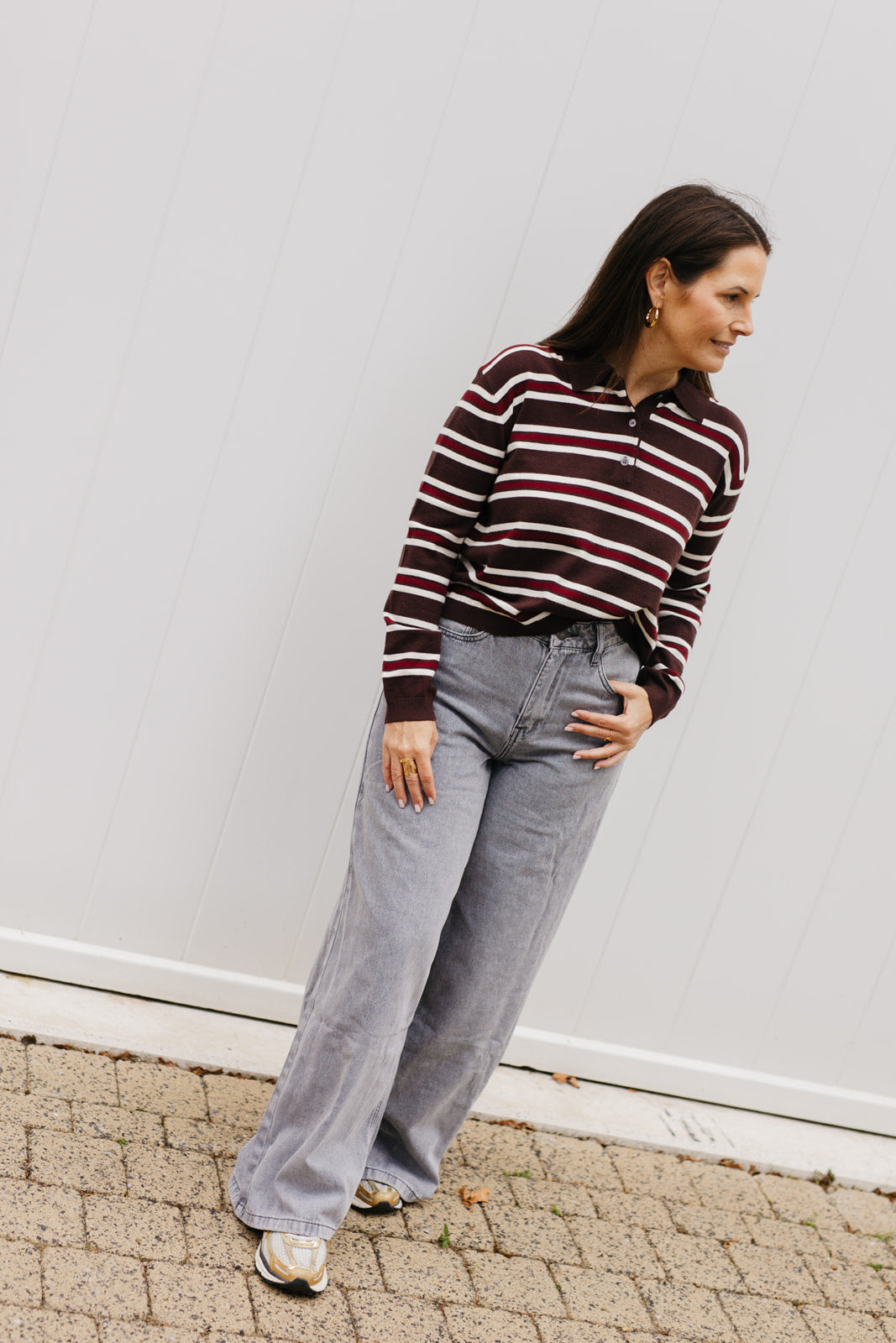 Bruine polo met strepen – comfortabele dames top met kraag en lange mouwen