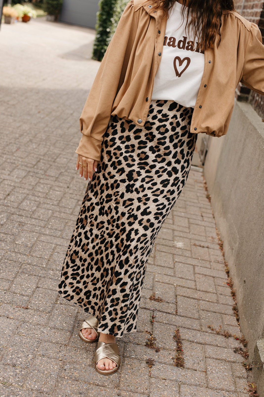 Dames jasje in suede look – kort model met moderne drukknopen en zijzakje