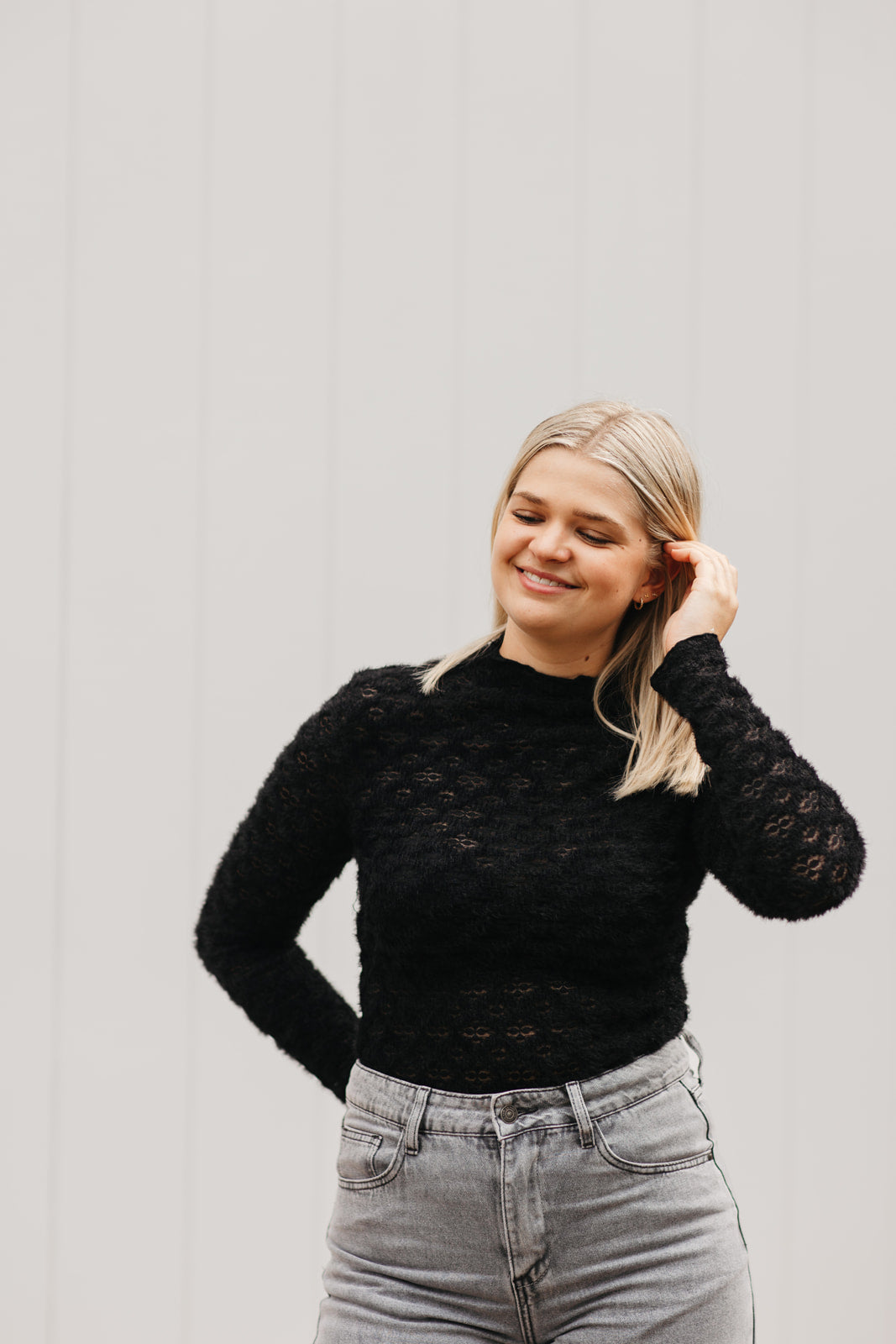 Dames top zwart – lichte stretch top met subtiele structuur en aansluitende pasvorm