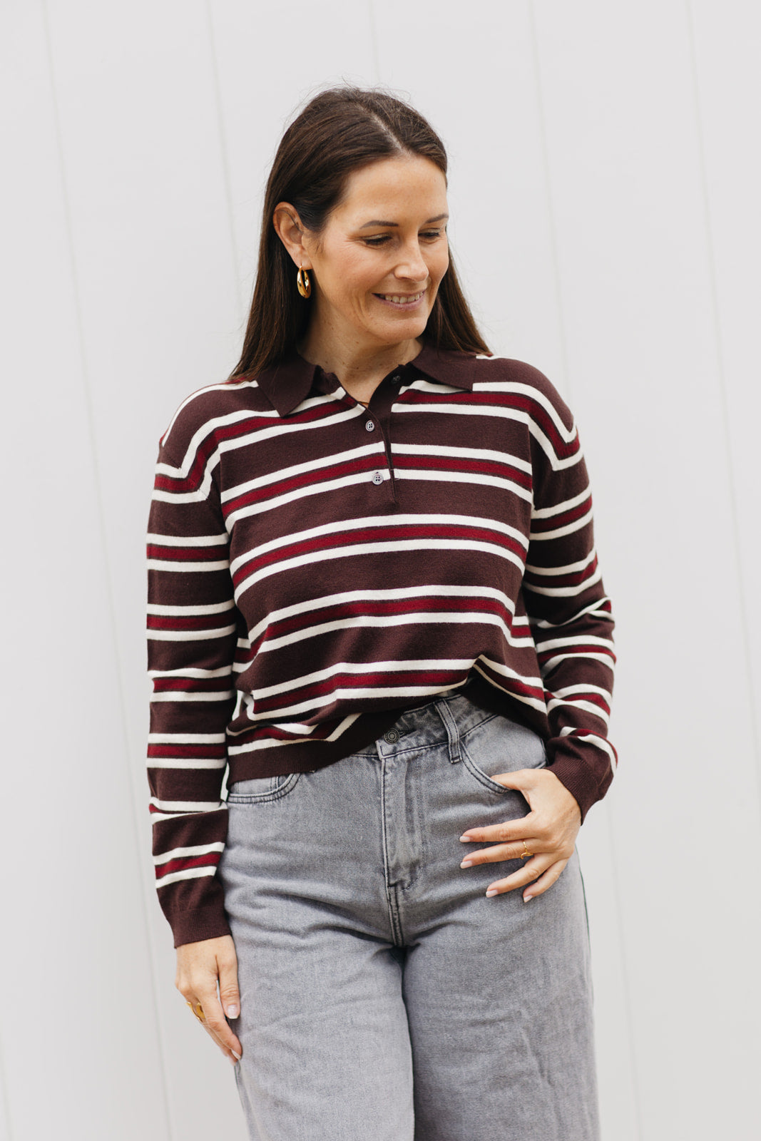 Dames polo bruin – stijlvolle gestreepte trui met bordeaux en witte details