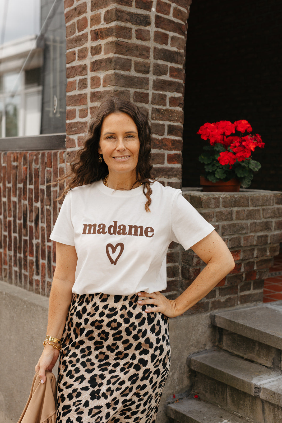 Witte dames T-shirt katoen – geborduurde tekst Madame met bruin hartje bij My Dressing