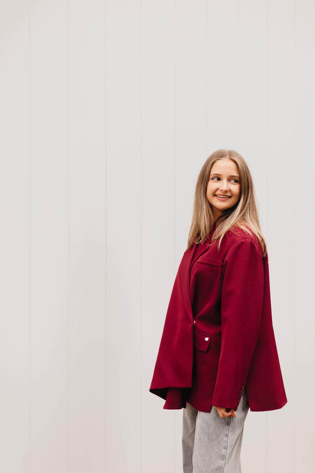Trendy oversized blazer – fashion statement met zijsluiting en nonchalante look"
alt="Oversized damesblazer – relaxed fit blazer, makkelijk te combineren met broek, rok of kleedje