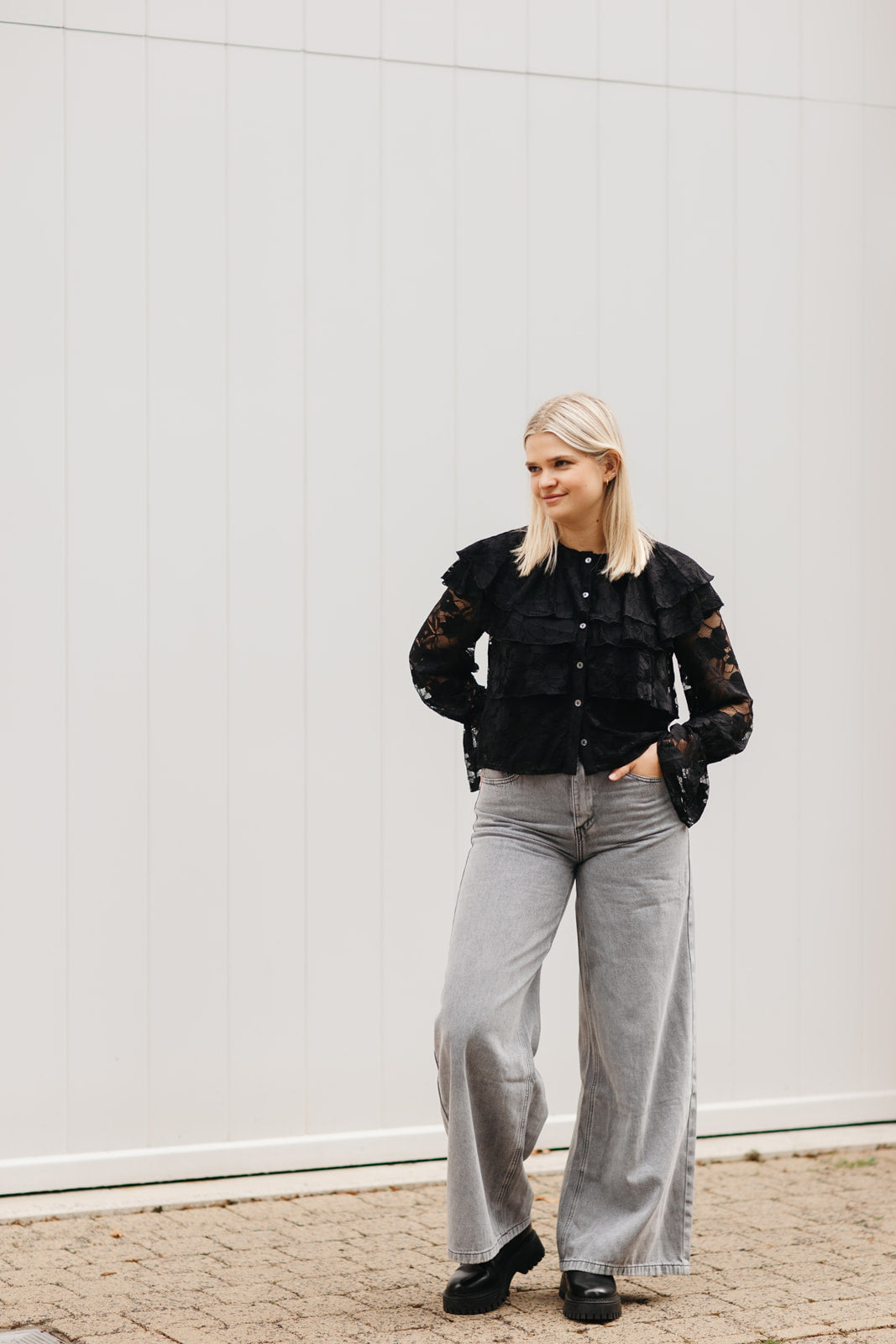 Dames blouse zwart – elegante top met bloemenpatroon, volant mouwen en subtiele glans