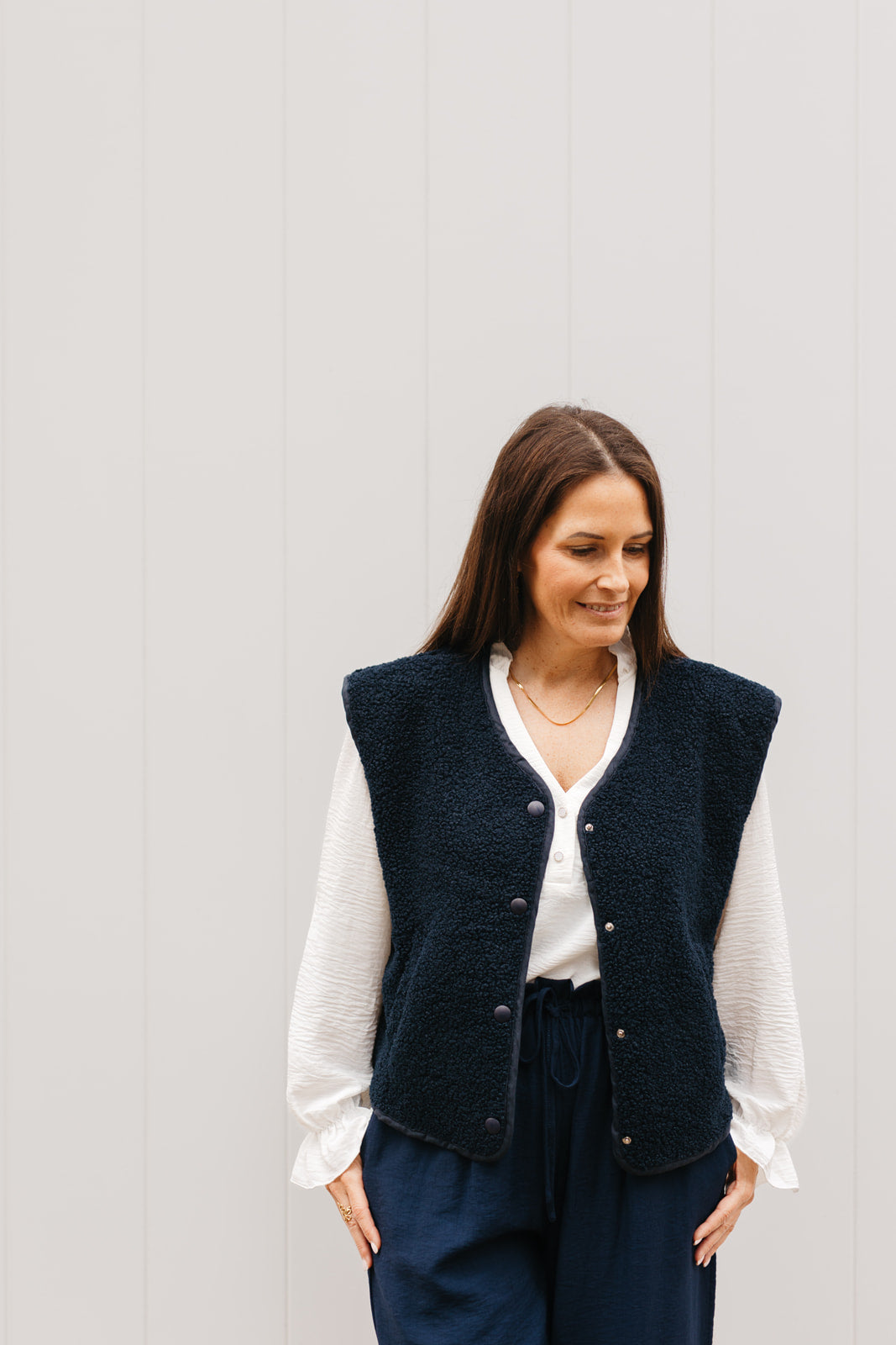 Cosy gilet dames – marineblauwe teddy look vest met knopen, warm en trendy voor elke outfit