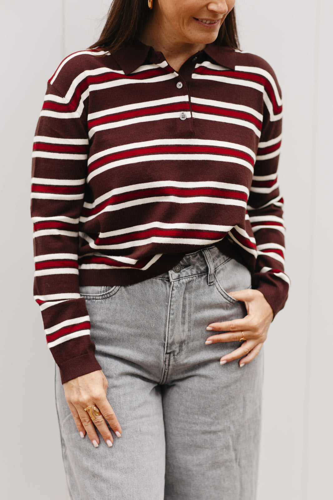 Gestreepte polo dames – bruine top met polokraag, zachte stof en elegante afwerking