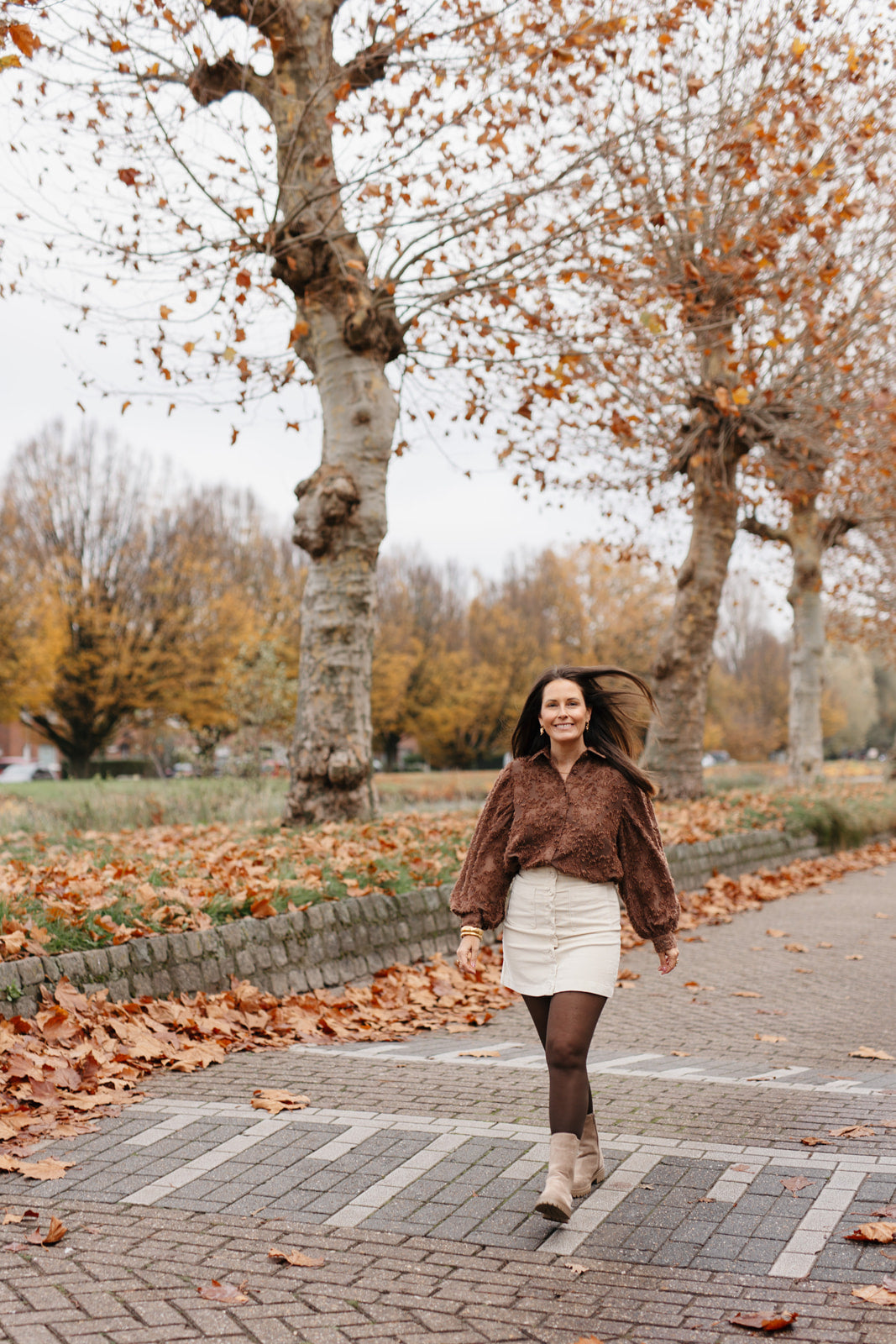 Bruine blouse met pofmouwen en knoopjes
