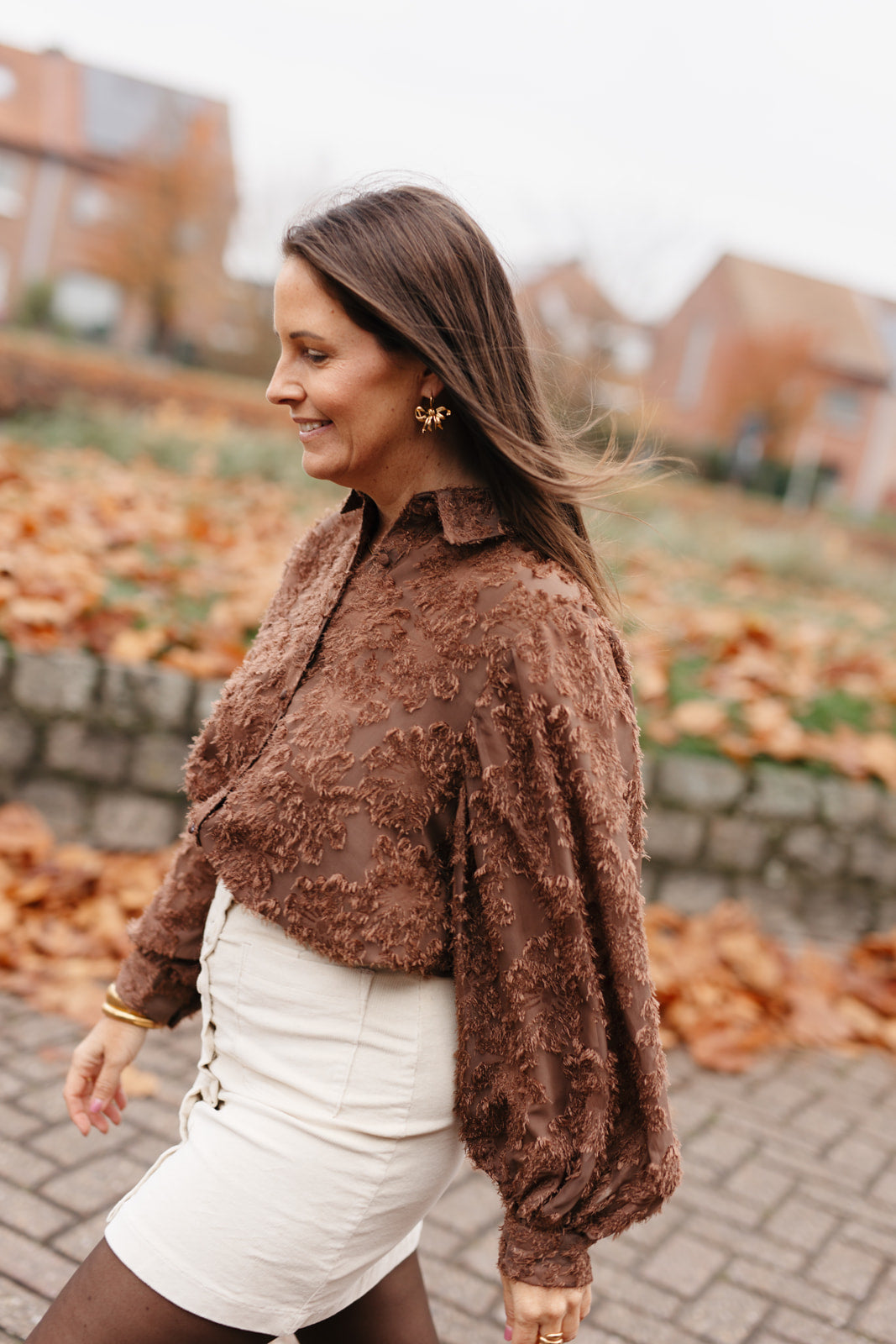 Bruine blouse met pofmouwen en knoopjes