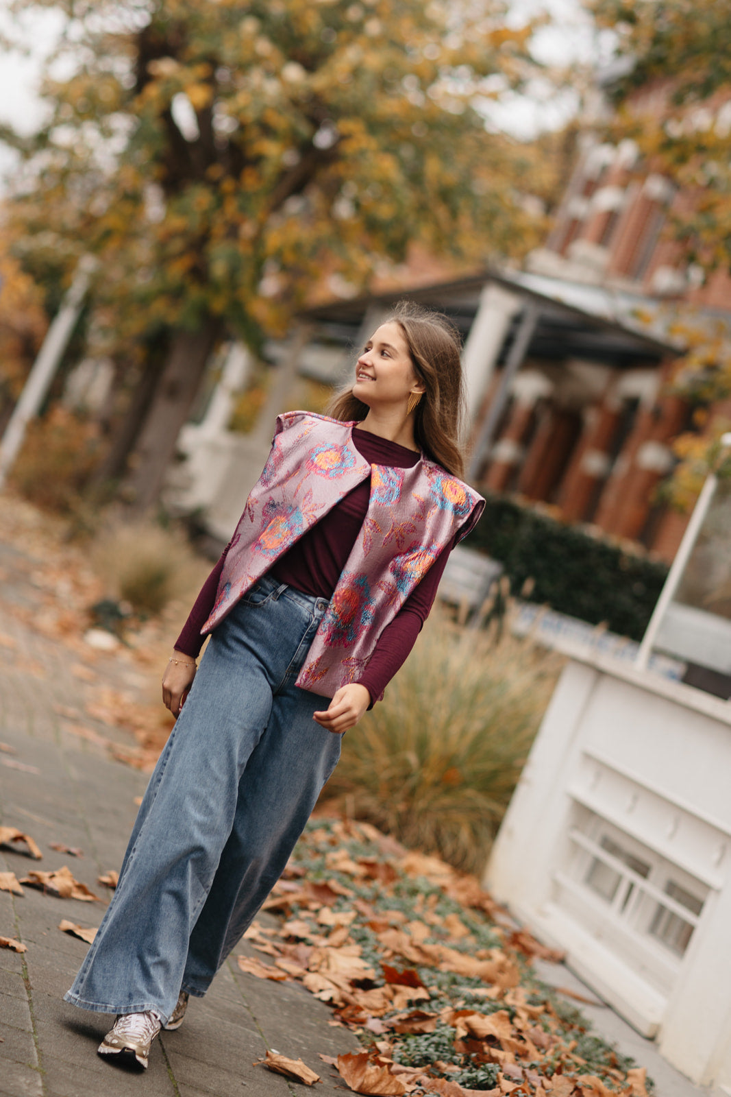 Roze glanzende gilet met kleurrijke glitterdetails