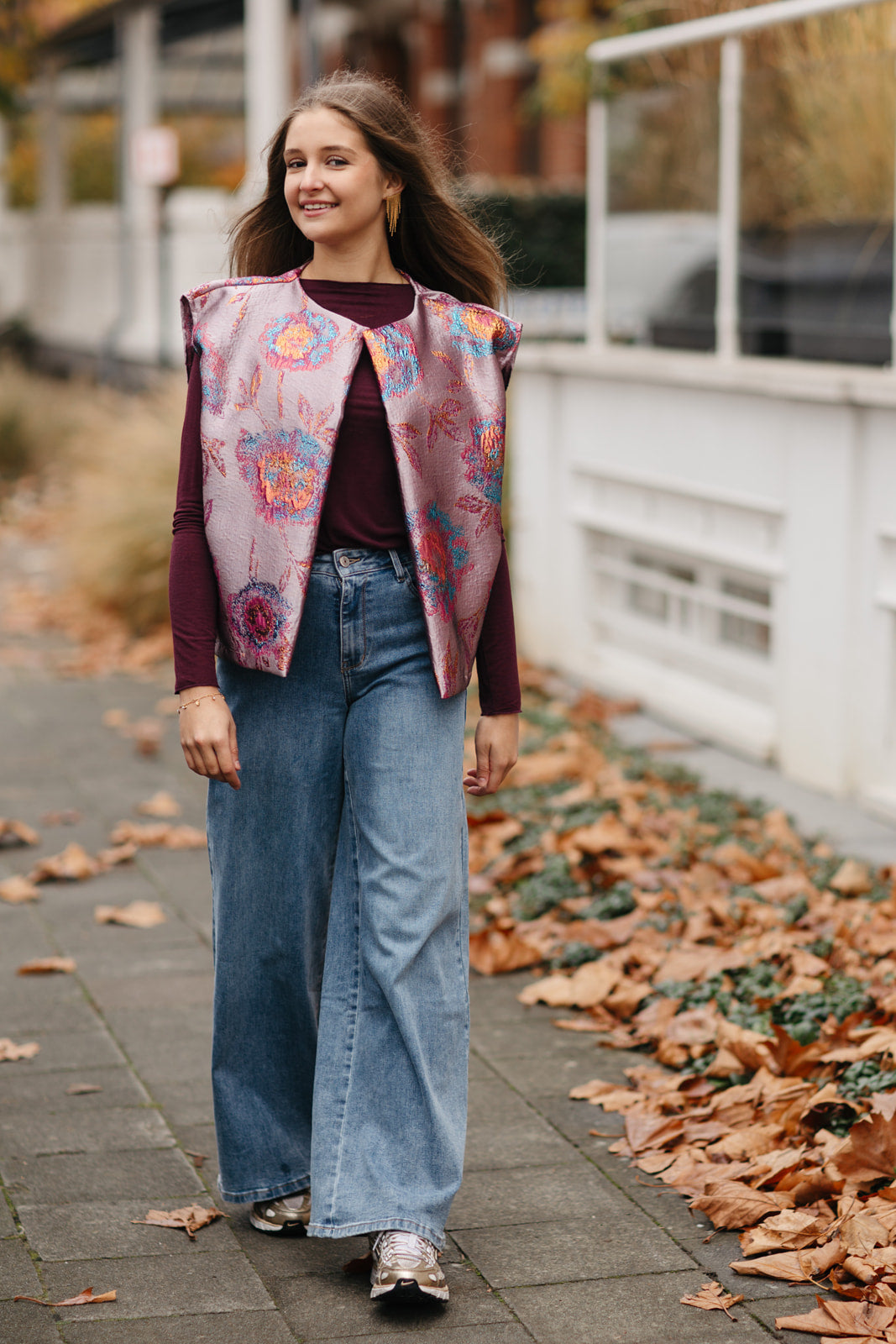 Roze glanzende gilet met kleurrijke glitterdetails