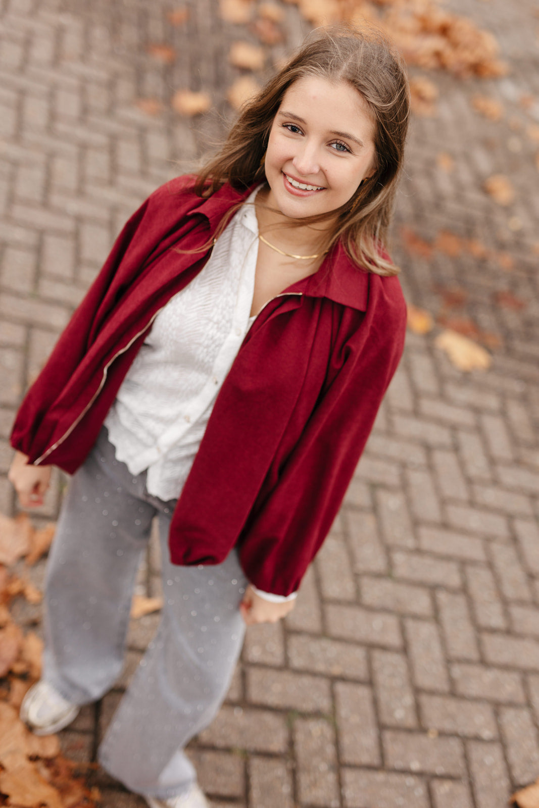 burgundy cropped jasje en vlindermouwen over een witte longsleeve
