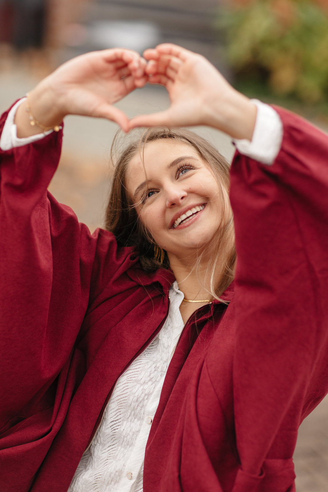 burgundy cropped jasje en vlindermouwen over een witte longsleeve