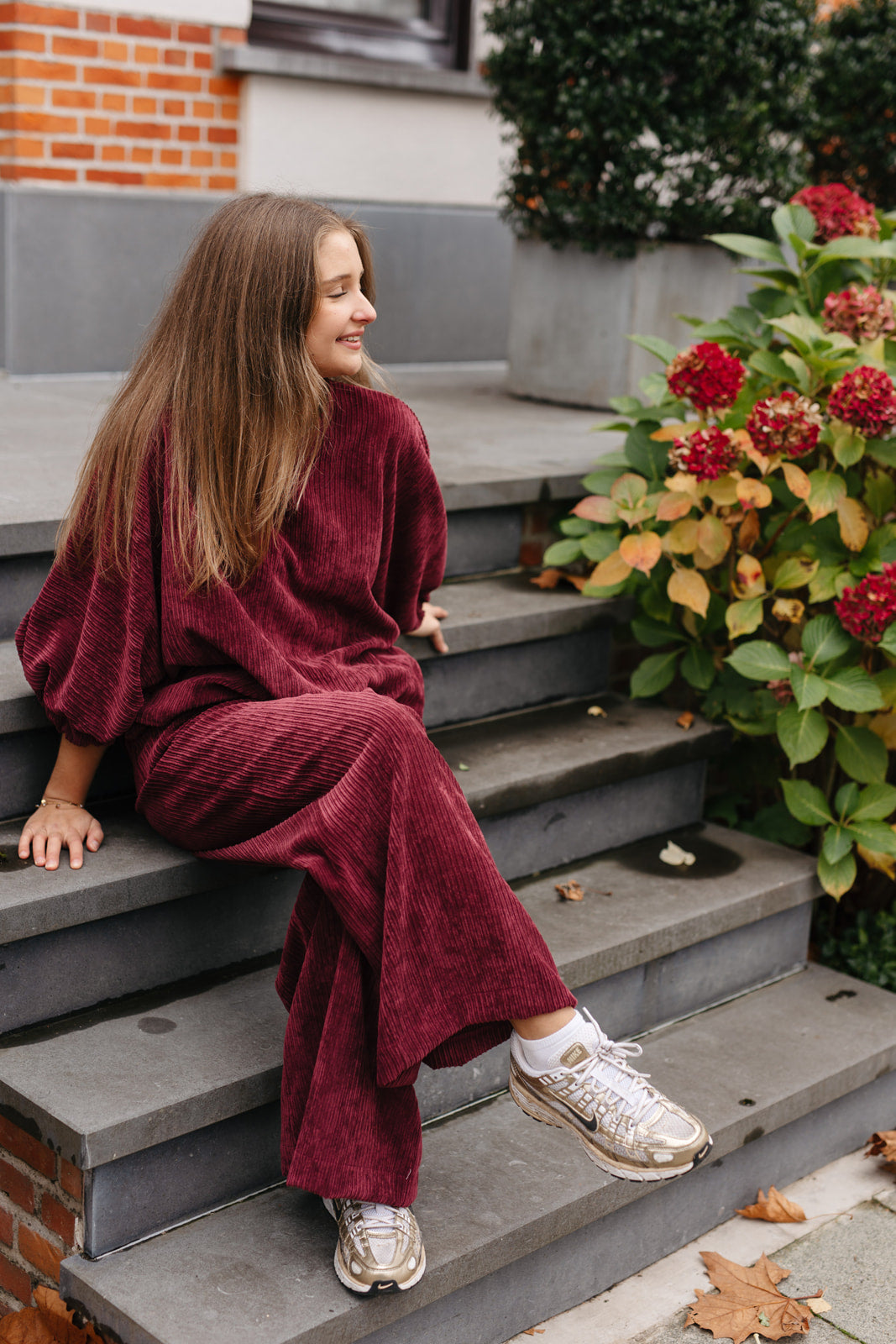burgundy oversized set met wijde broek en vlindermouwen