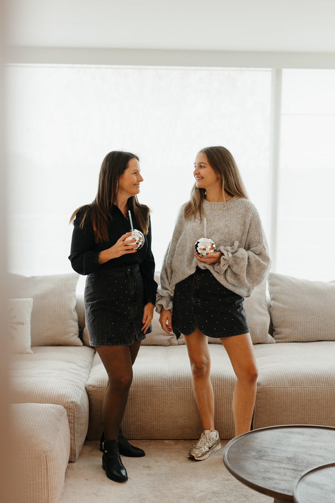 Kort zwart denim rokje met strass vooraan – vooraanzicht