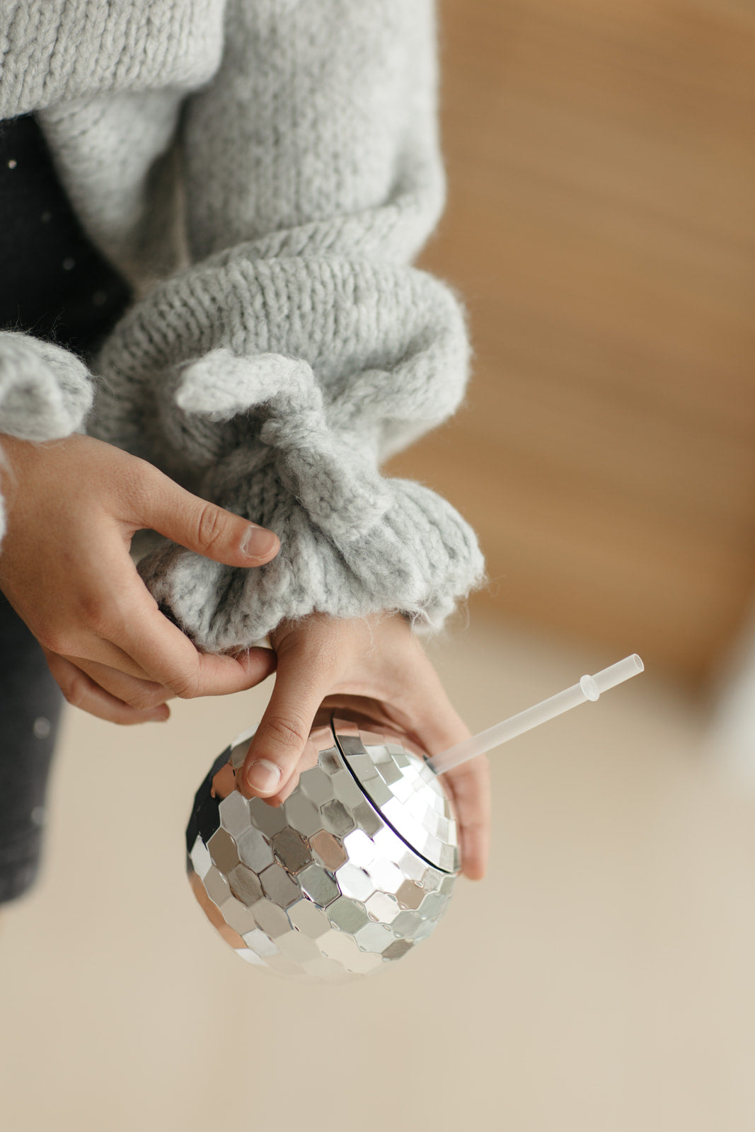 Detail van strik aan mouw en pluizige stof