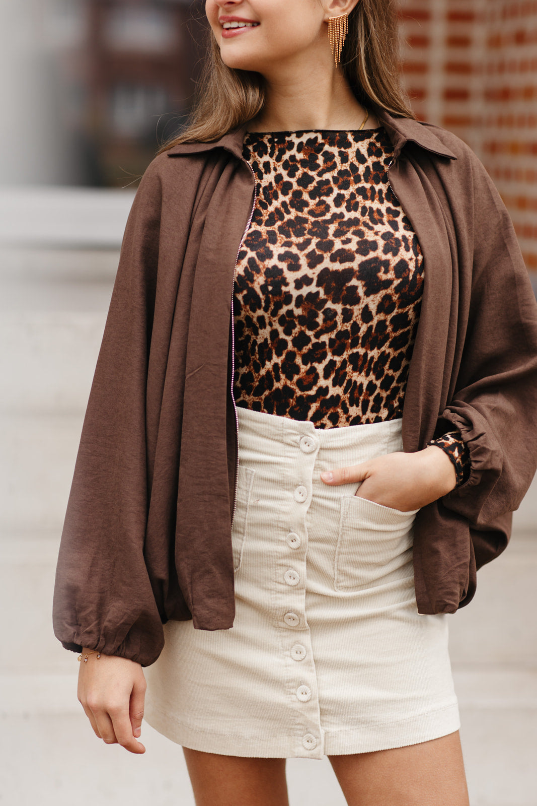 Model draagt leopard print cashmere longsleeve met ronde hals