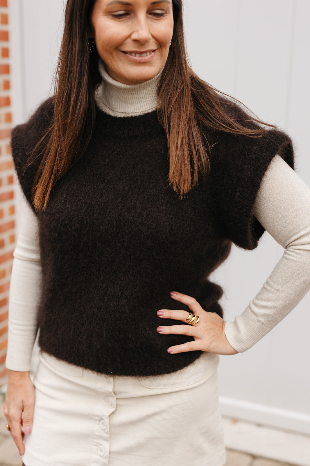 Detail van de zachte mohair textuur in diepe chocoladekleur