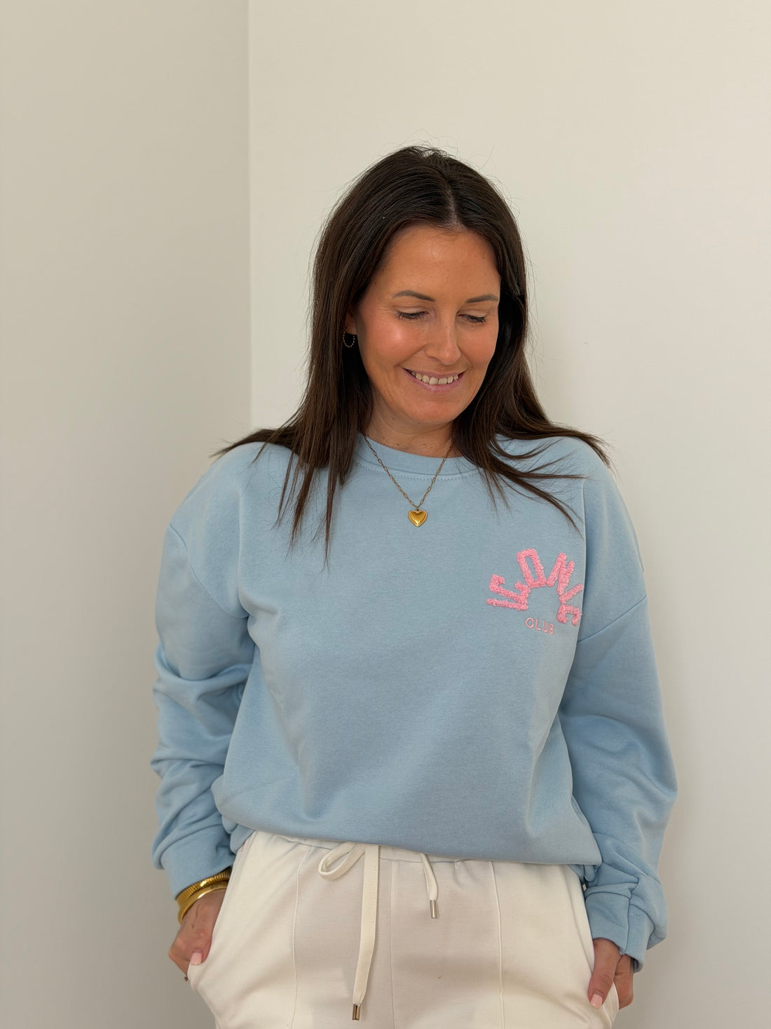 Babyblauwe sweater met in babyroze letters Iconic - My Dressing